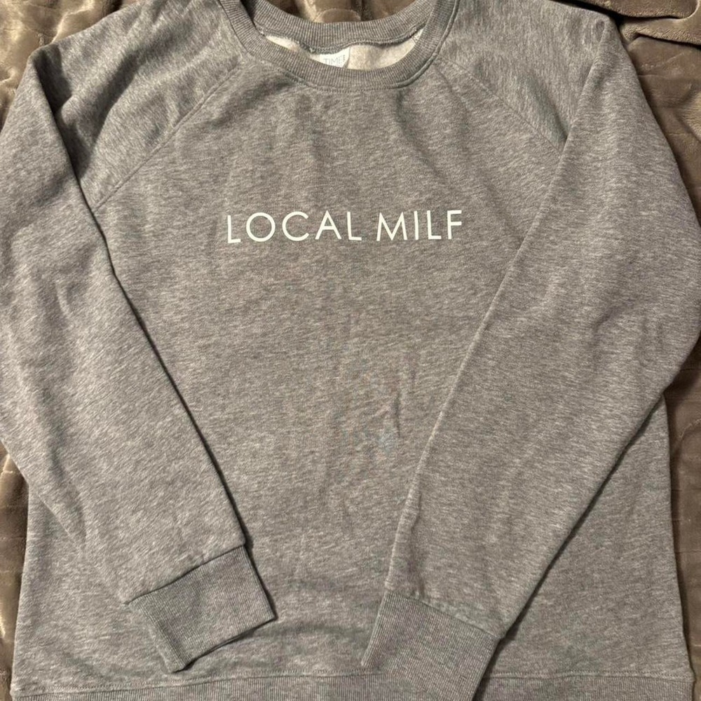 Time and Tru Local MILF Graphic Sweatshirt Heather Gray Large‎